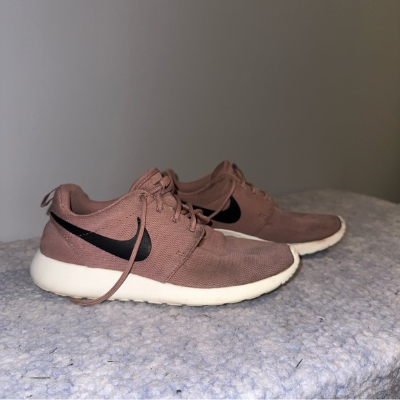 Nike Women’s Pink Taupe Roshe Run - Size 7.5 - Picture 10 of 10